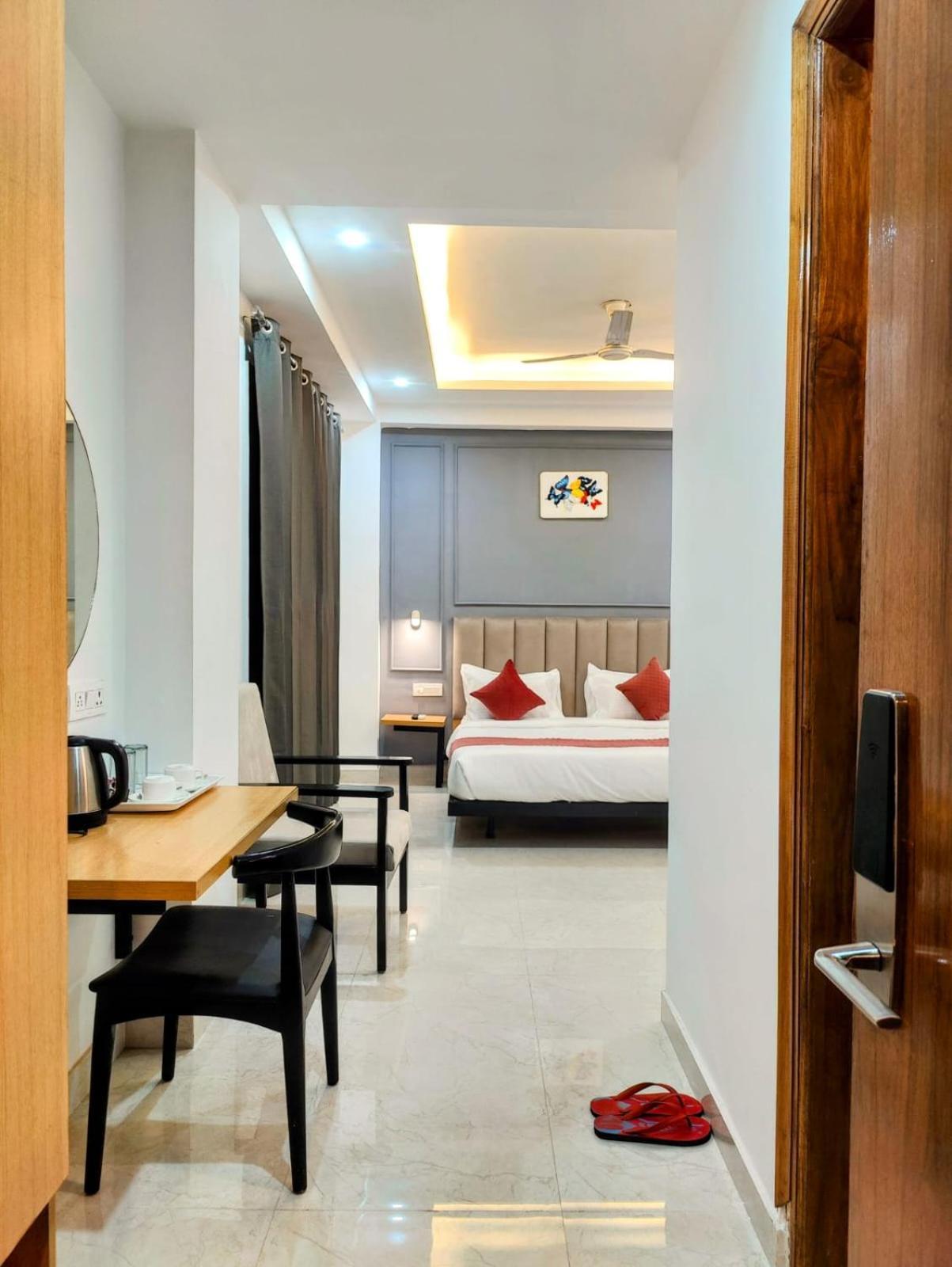 Mavens White Artemis Hospital Road Sector 52 Gurgaon Hotel Exterior photo